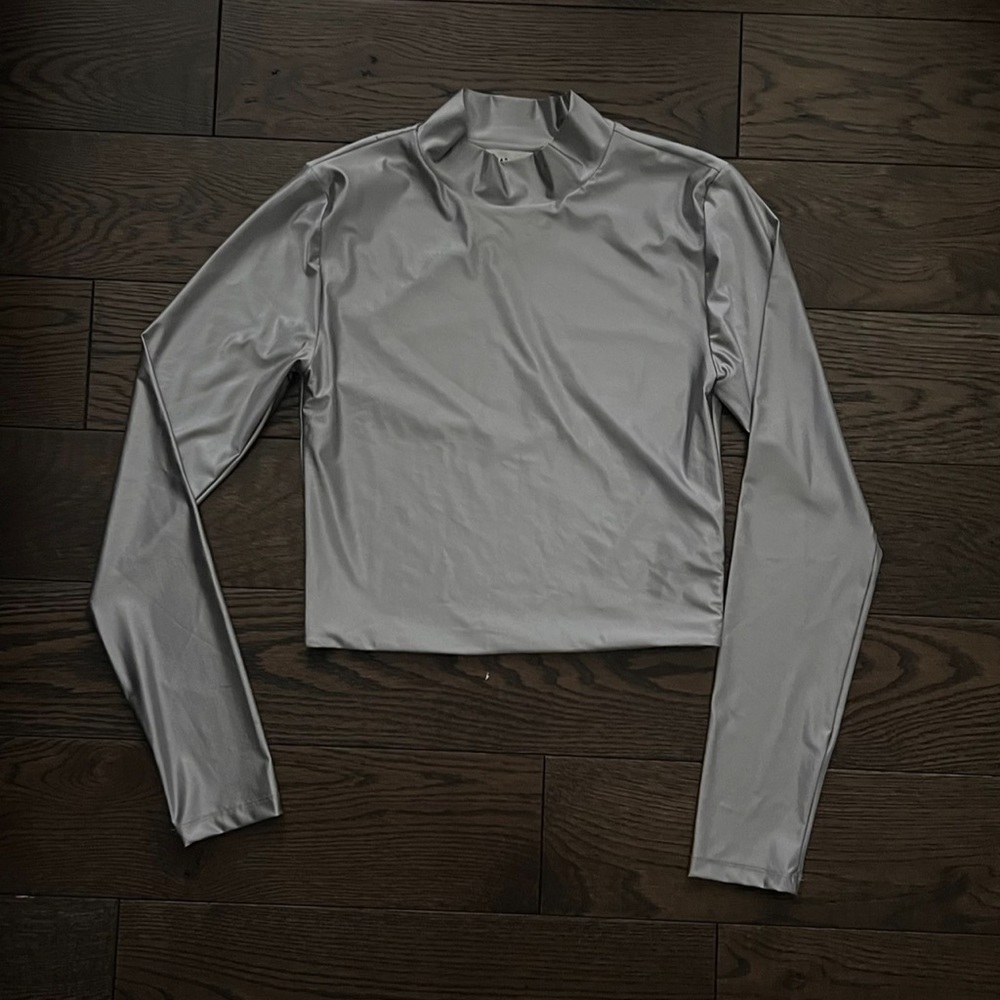 Aritzia Babaton satinette silver long sleeve crop top